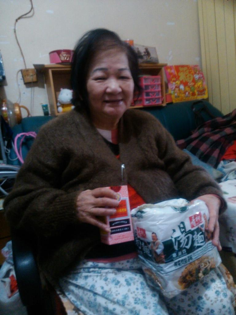 枇杷膏及麵食送贈 2014年12月