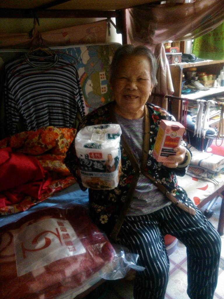 枇杷膏及麵食送贈 2014年12月